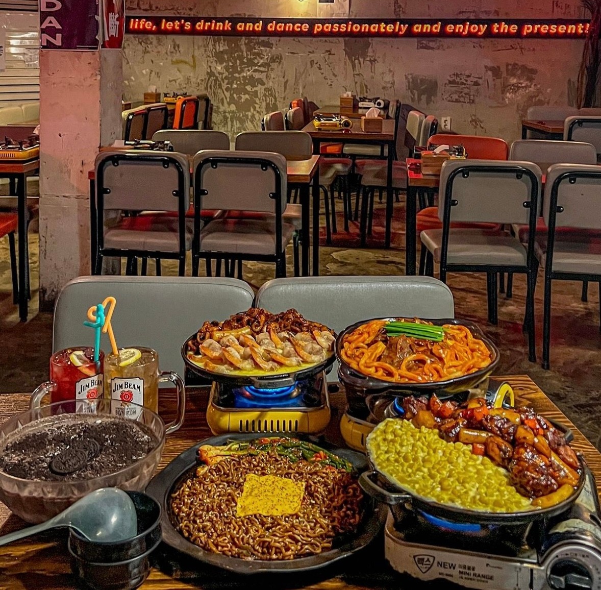 Budan時尚餐酒館，位於西面