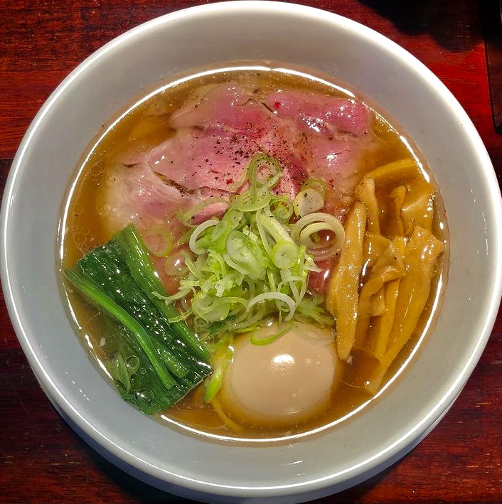 Masitayaa 拉麵碗表面帶有昆布油光