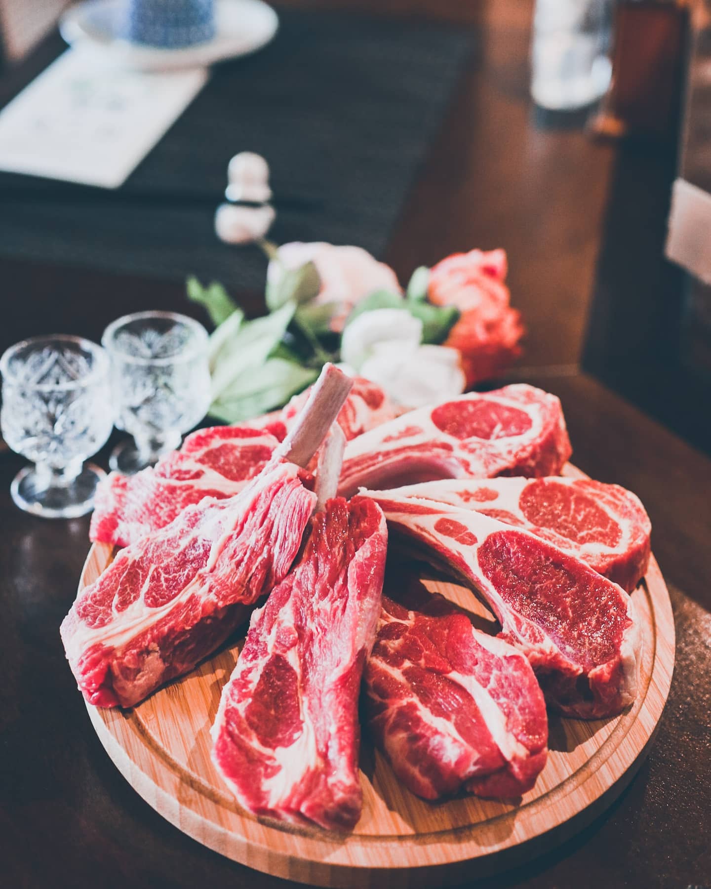 Kukje Yangsik頂級嫩羊排正在烤架上燒烤