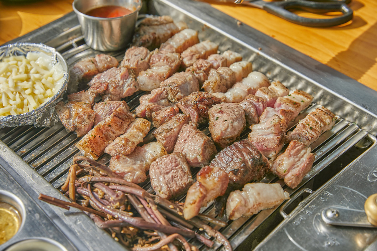 맛있수다 中門本店のタンジェリン木焼き黒豚とゼンマイ