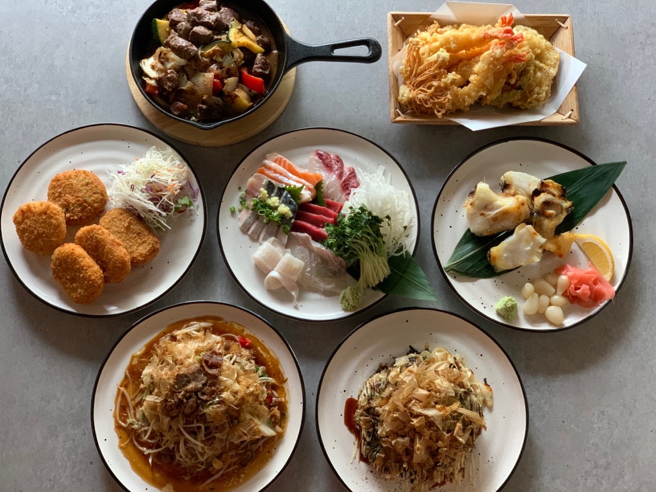 Izakaya Moonの親密なカウンターとこだわり皿