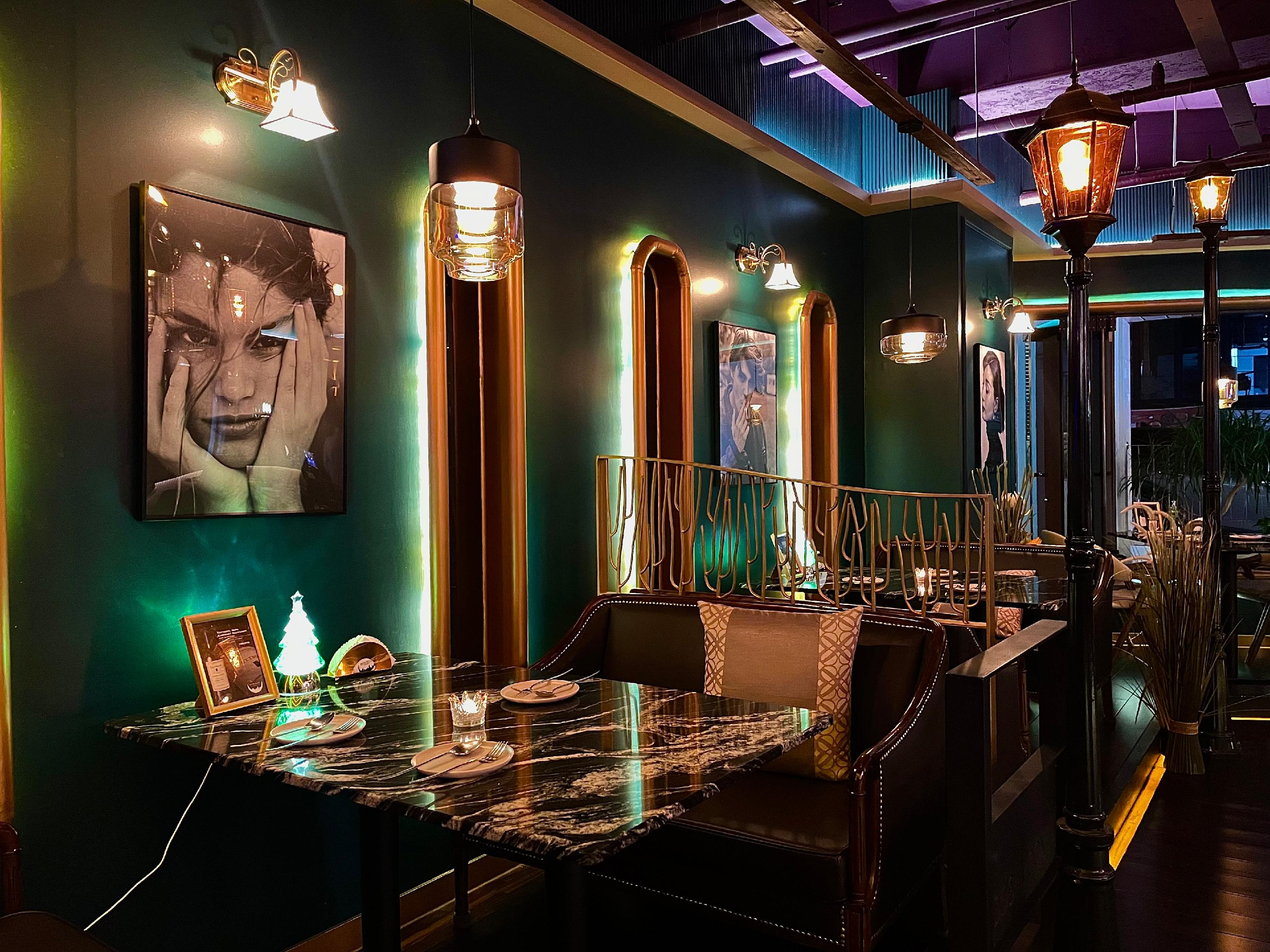 朴始文昏暗吧台，鸡尾酒与小食