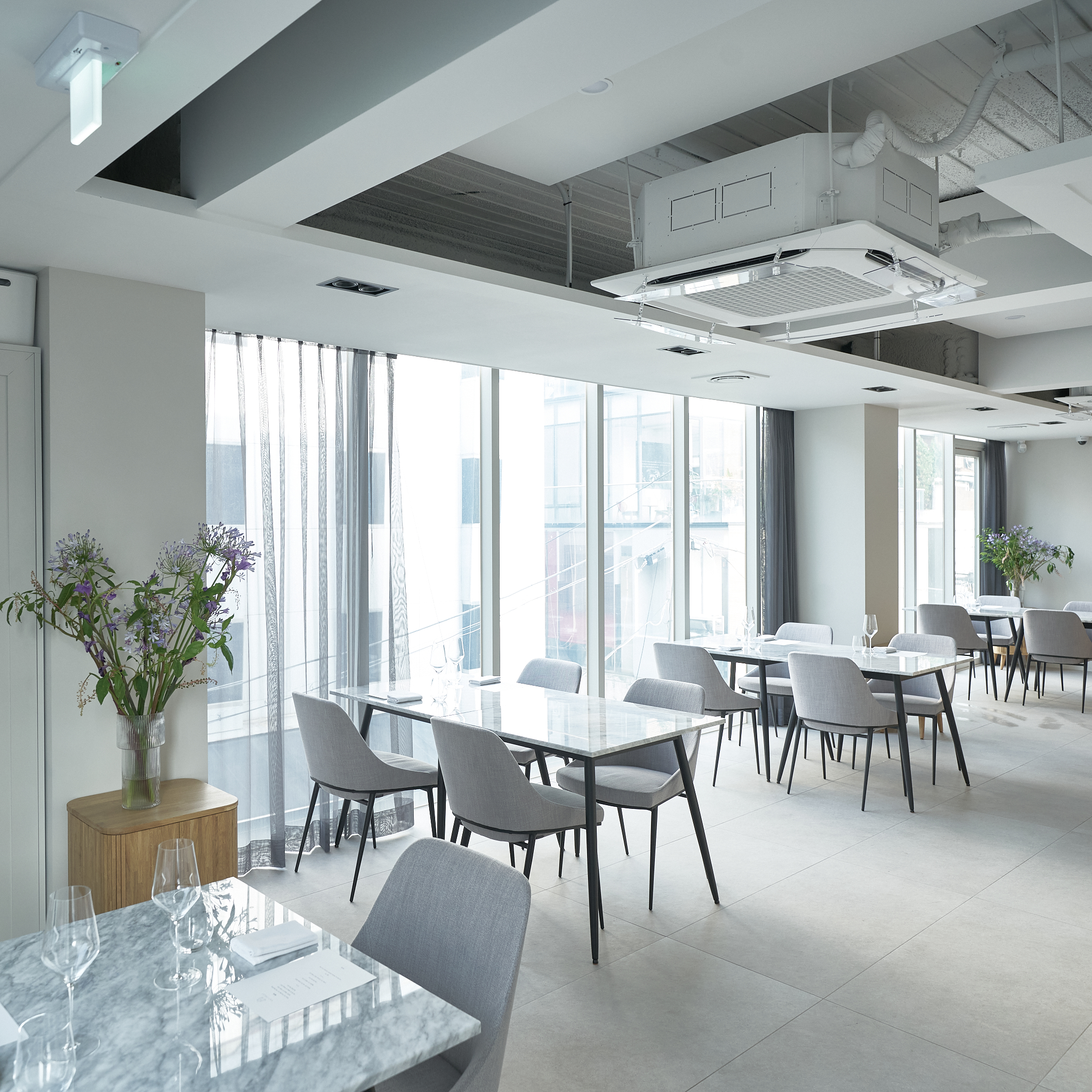 清潭Flux Antitrust明亮大理石桌与创意高级料理