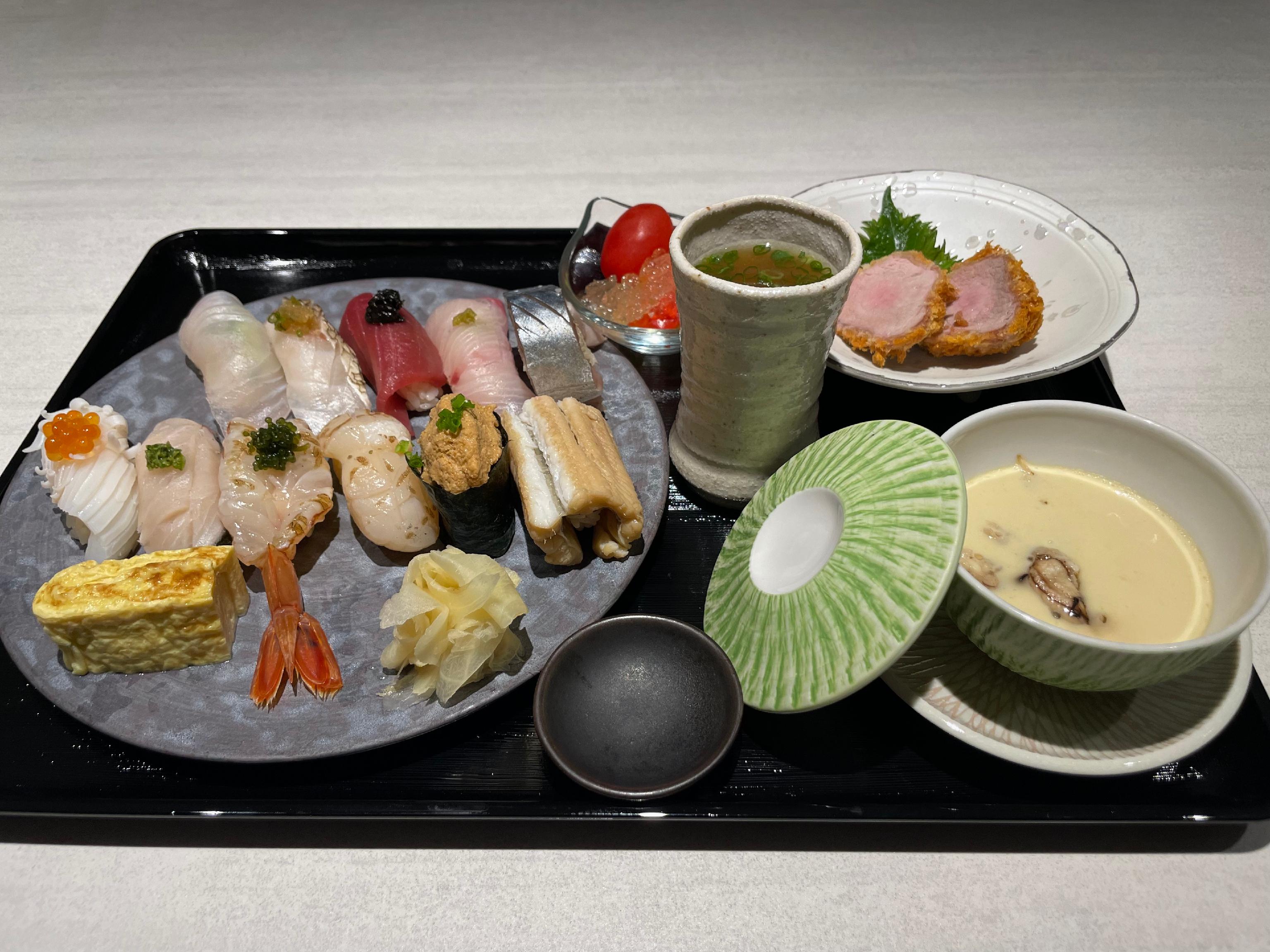 カジュアルな寿司バーのカウンターとおまかせ料理