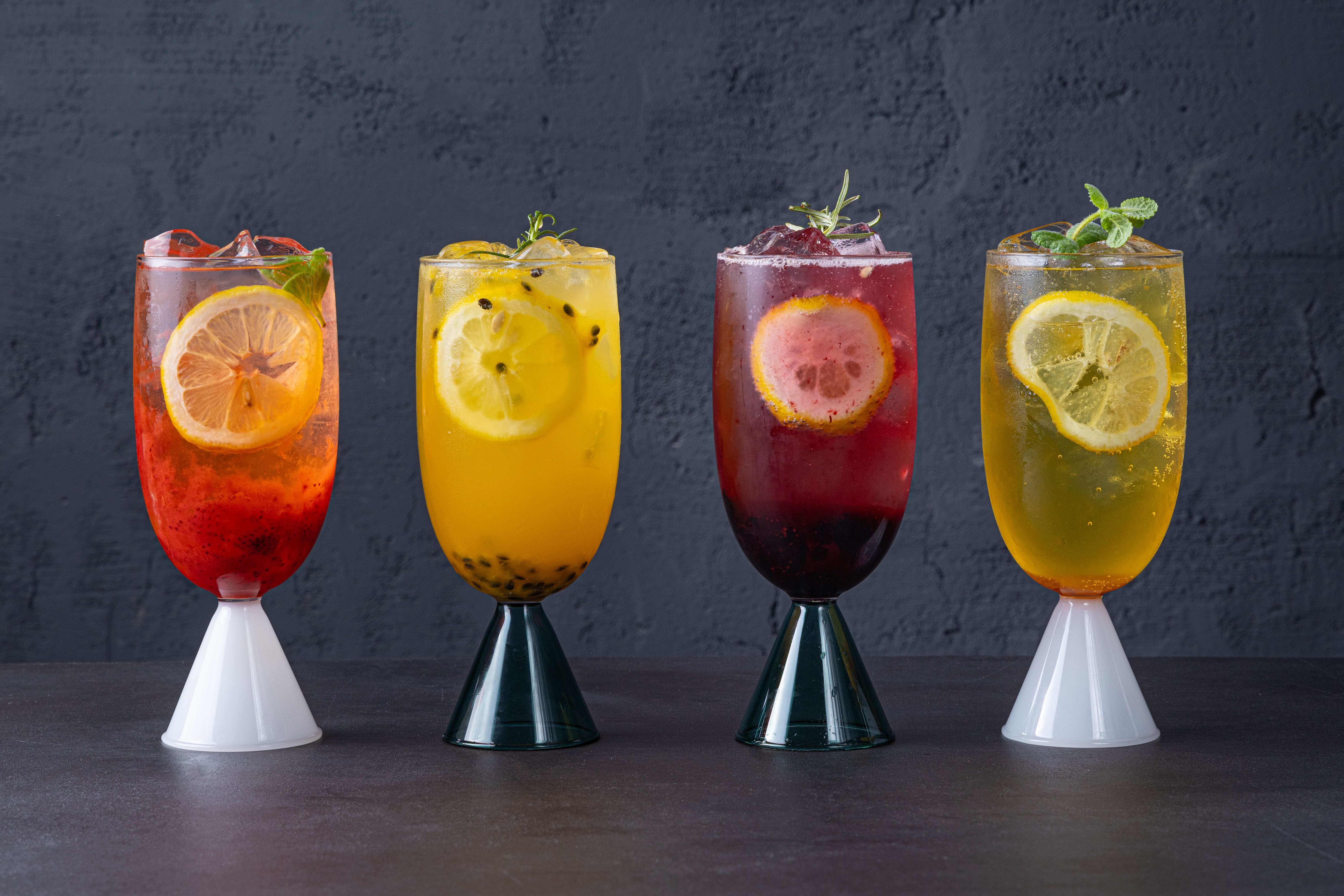 パロットLPバーの暖かなLP棚と落ち着いた照明