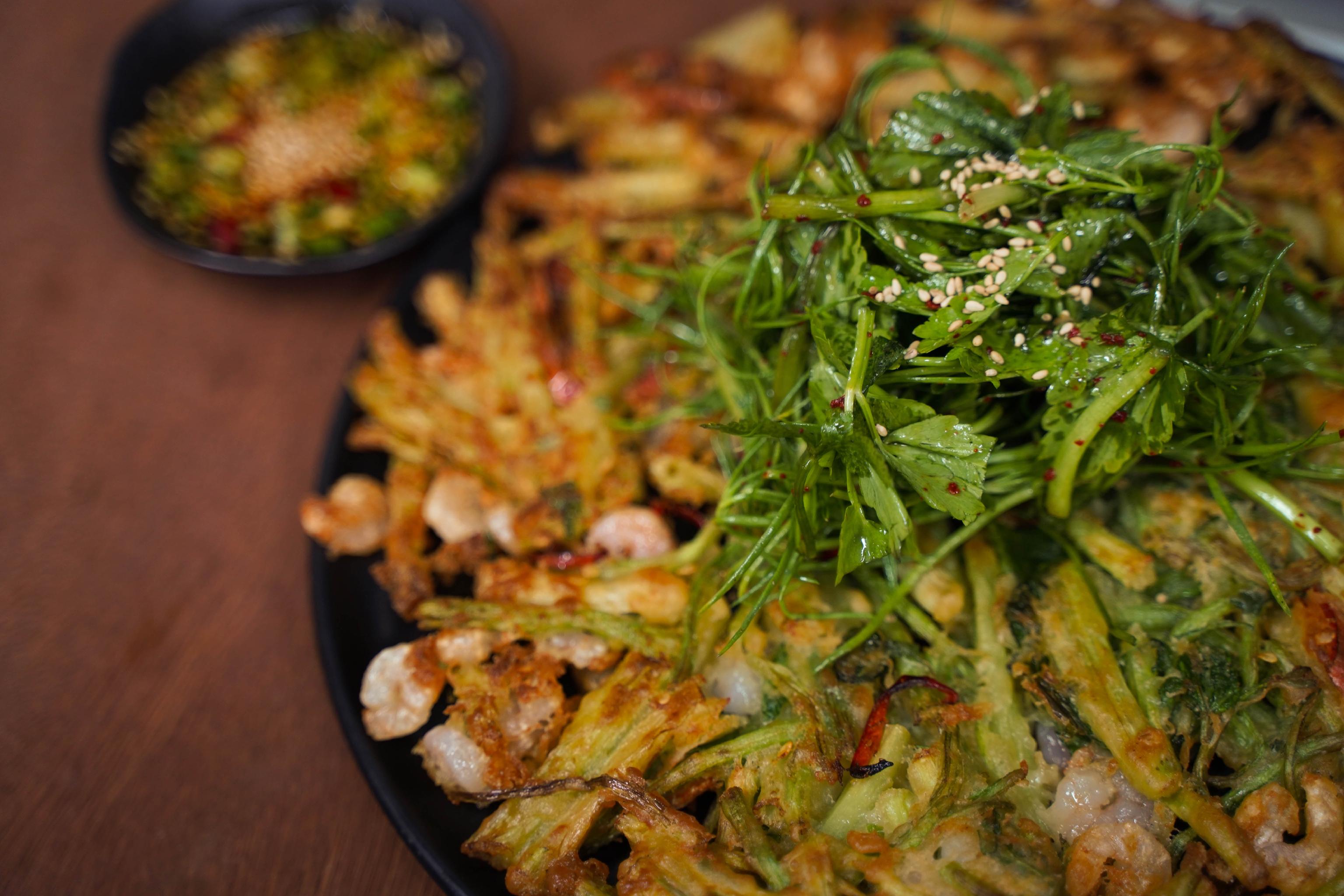 Zaneuk韓式融合餐酒吧，酥脆馬鈴薯煎餅搭配紅酒