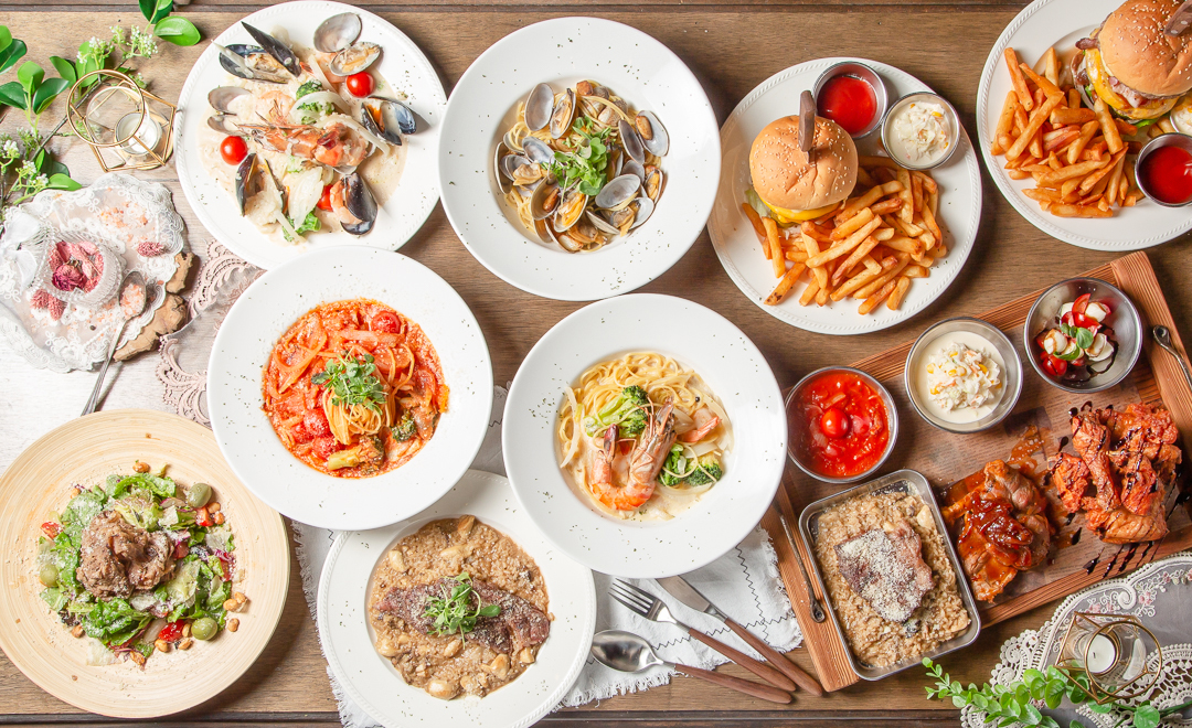 Jam Lounge舞台，爵士三重奏与烛光餐桌上的意面