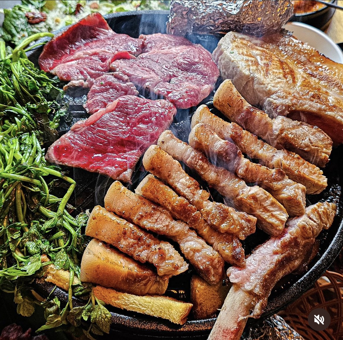 シンスロ麻浦店の熟成肉と辛口キムチチゲ