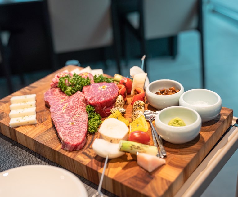 高級感あるプレートに盛り付けられたハイエンドサーロインの韓牛