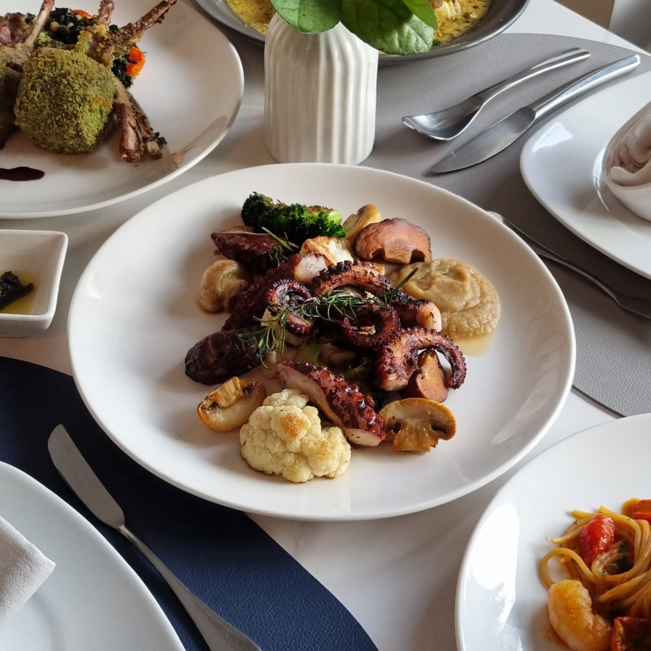 ハーモニウムの庭のテラスとモダンイタリアンプレート