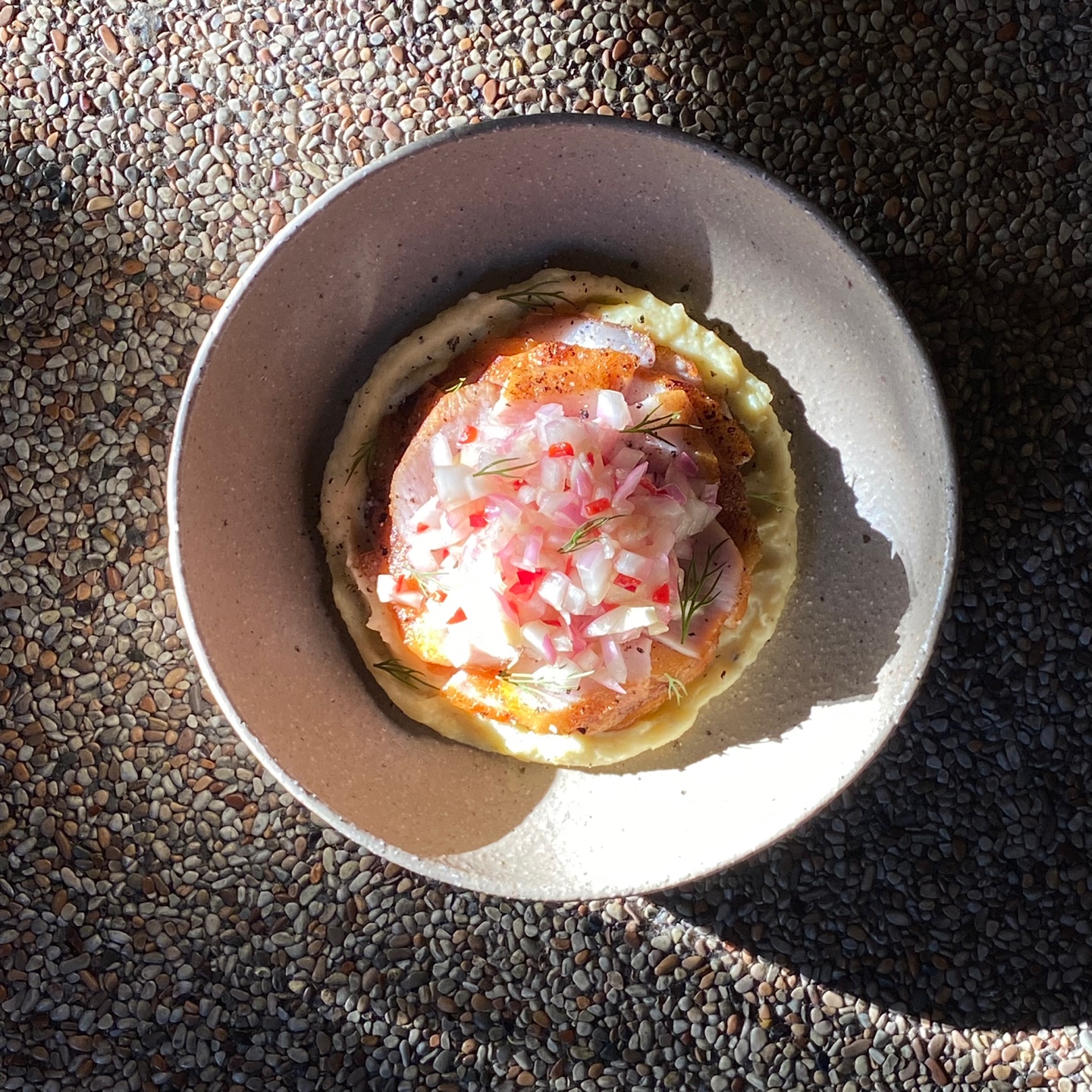 Palm Farm Baliの温かみのある木の内装とフュージョンプレート