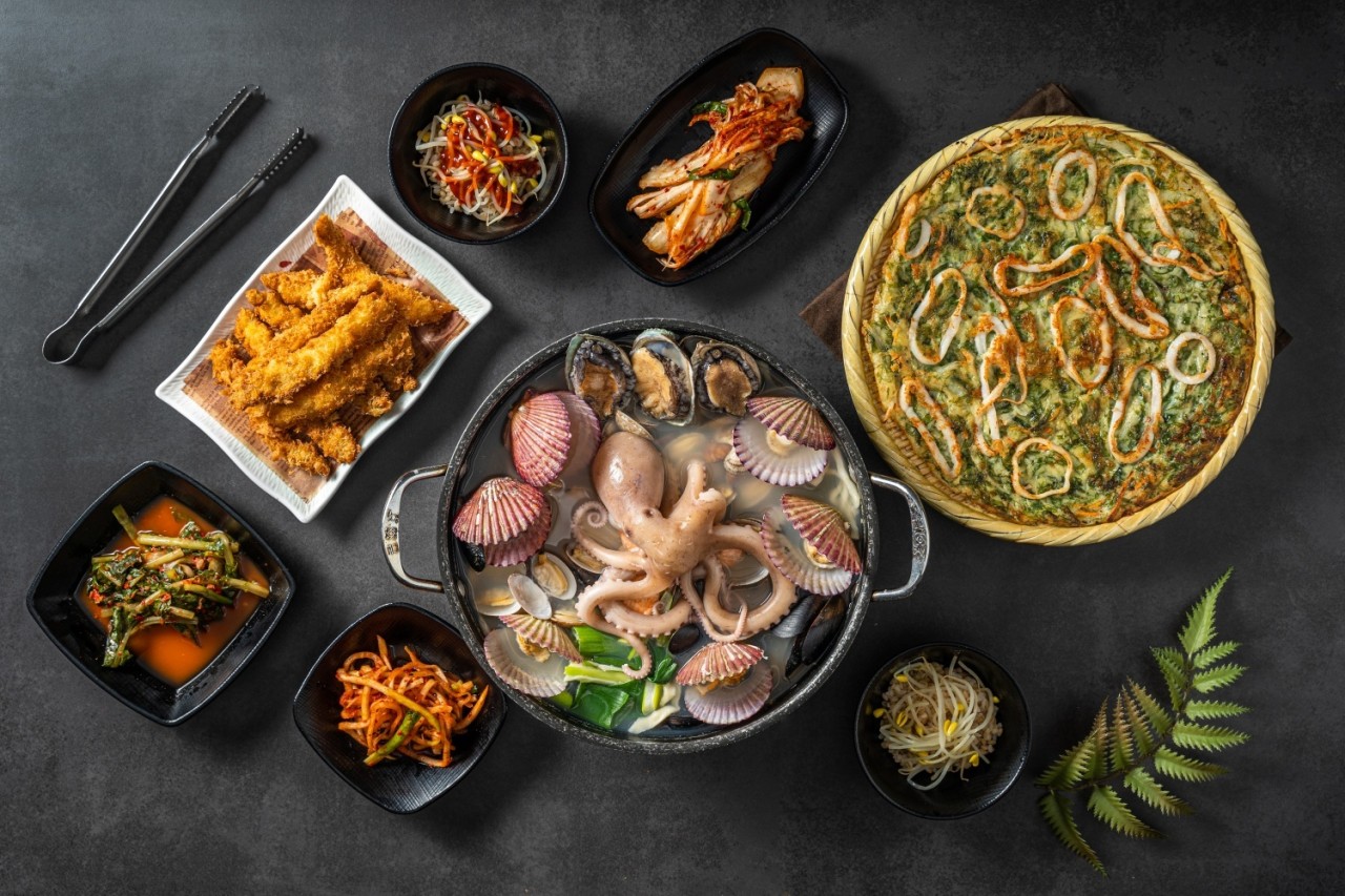 Miane Hoe Kalguksu seafood noodle soup and seaweed pancake