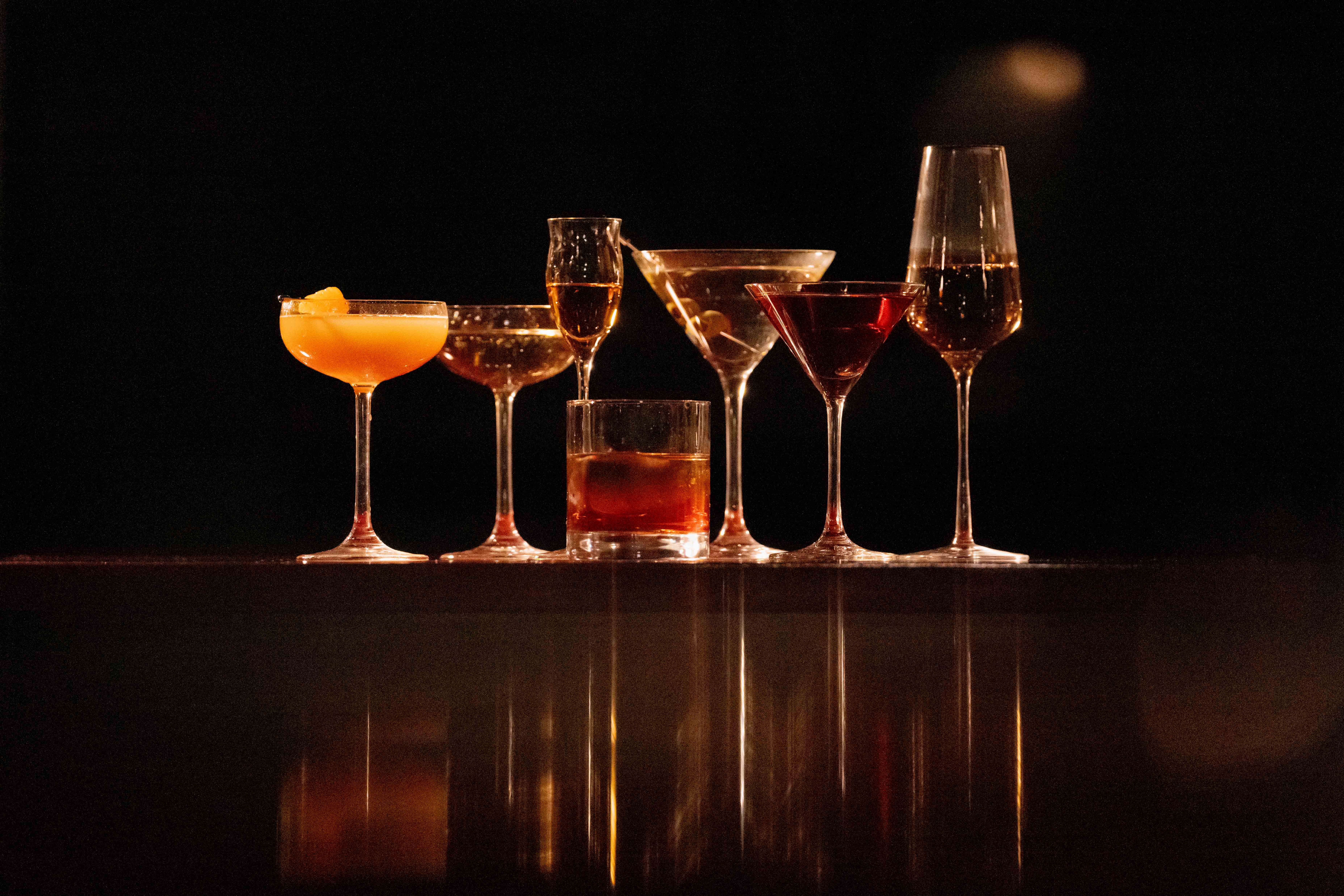 JJ Mahoney's现场乐队与鸡尾酒吧台