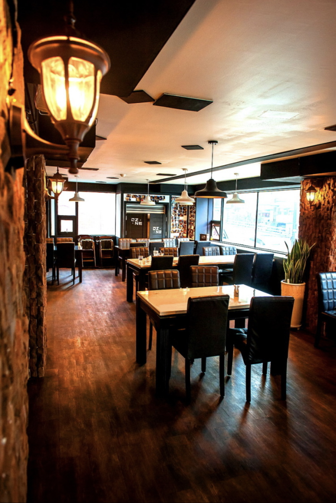 Restaurant Gongjone family-friendly pasta and pizza table