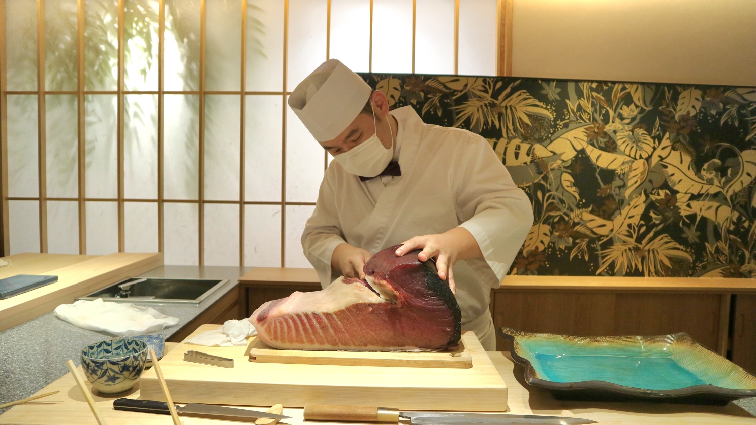 Motoi寿司柜台干式熟成金枪鱼握寿司拼盘