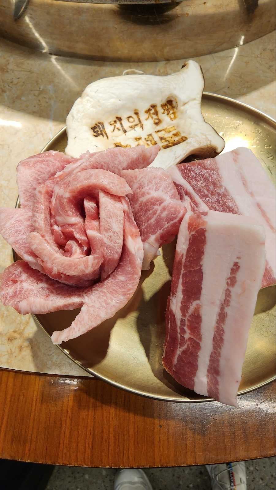 Sukseongdo Aewol 交叉熟成豬脊骨肋排烤架上滋滋作響