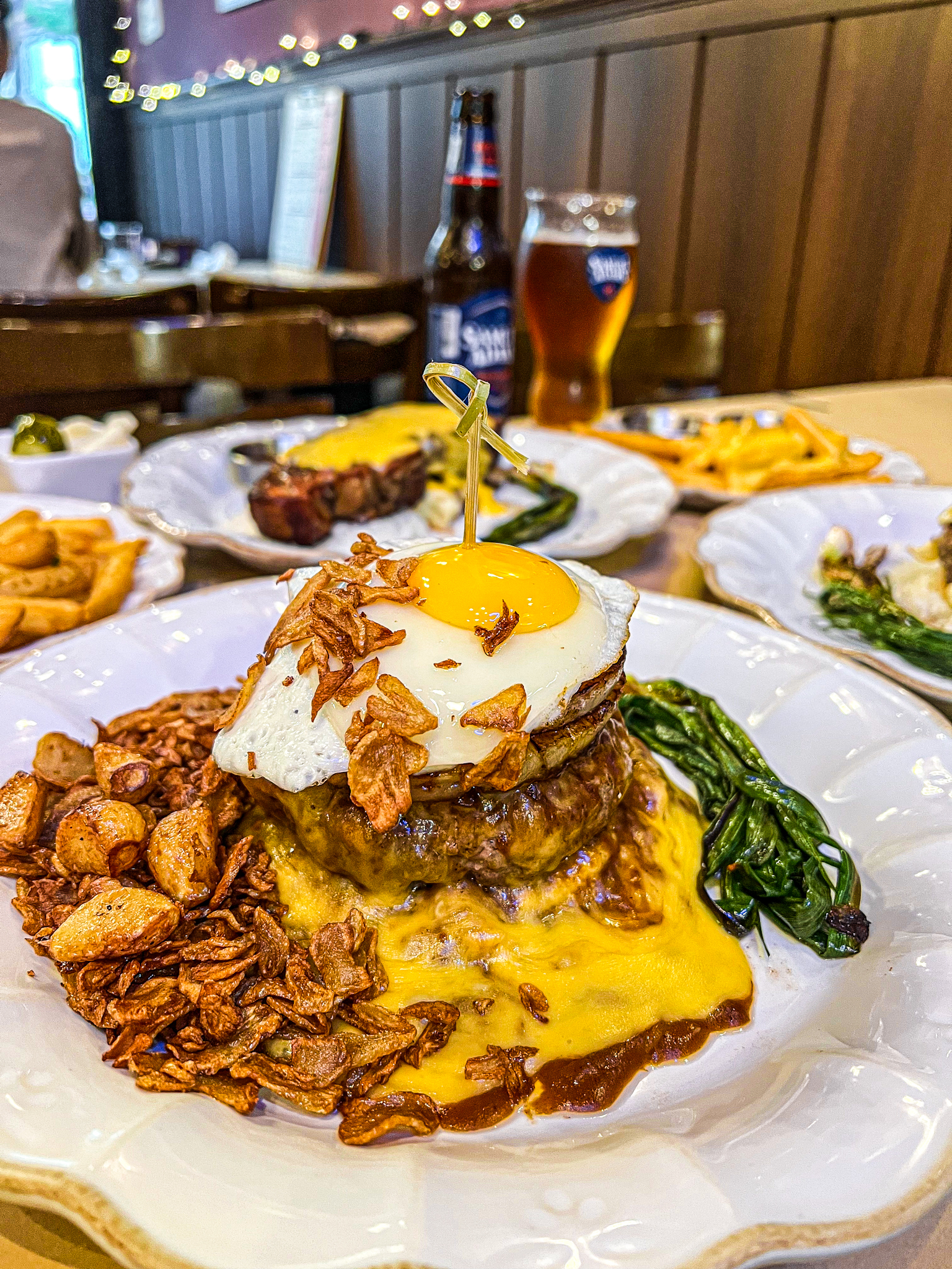 Greasy House 培根漢堡排搭配白飯和薯條，位於石村湖附近