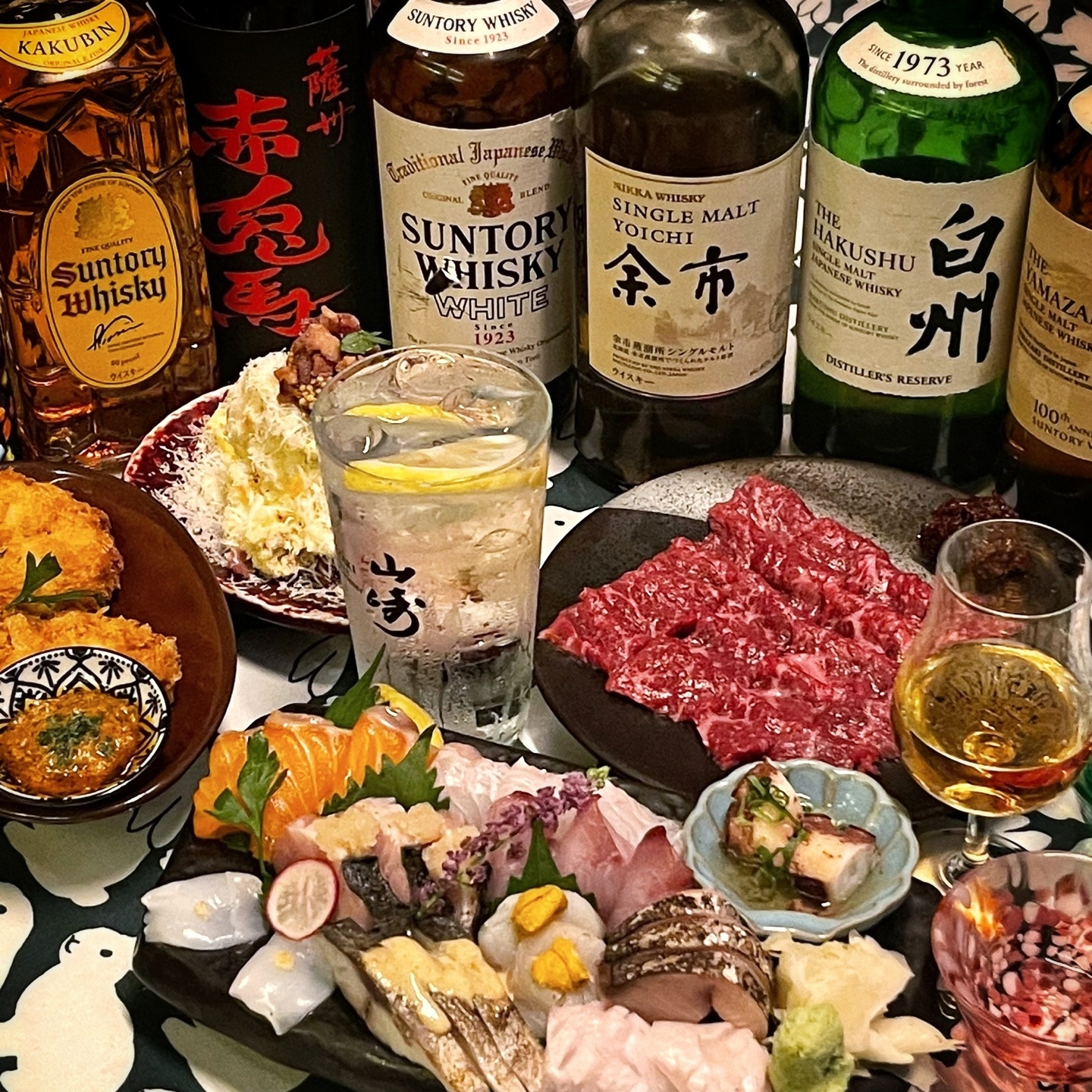 ナイーブの季節料理が並ぶモダン居酒屋テーブル