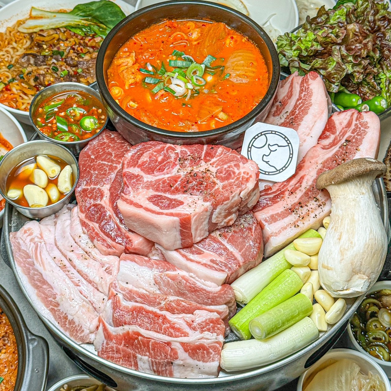 Gangssi Moksam寿城湖店、炭火焼で熟成豚肉と熱々のシチューを提供