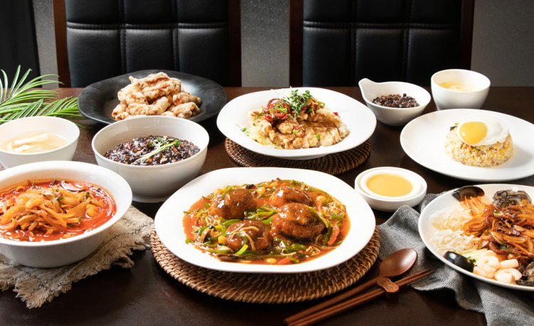 Liyen refined Chinese banquet dishes on a white tablecloth