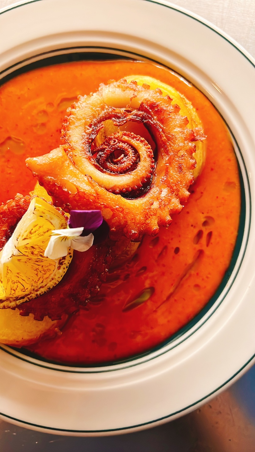 Lionheart 臨石村湖的酒吧調酒與用餐空間