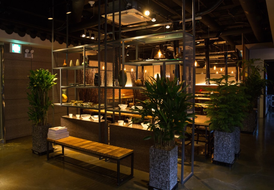 Wooga温暖灯光杜山公园餐厅内精致陈盘的韩牛