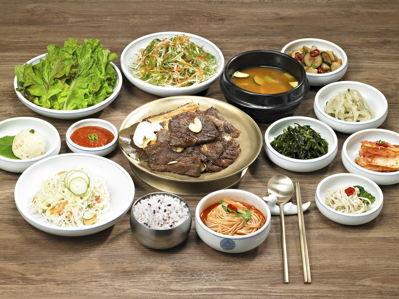 明洞王妃家2号店 炭火で焼かれる豚カルビの写真