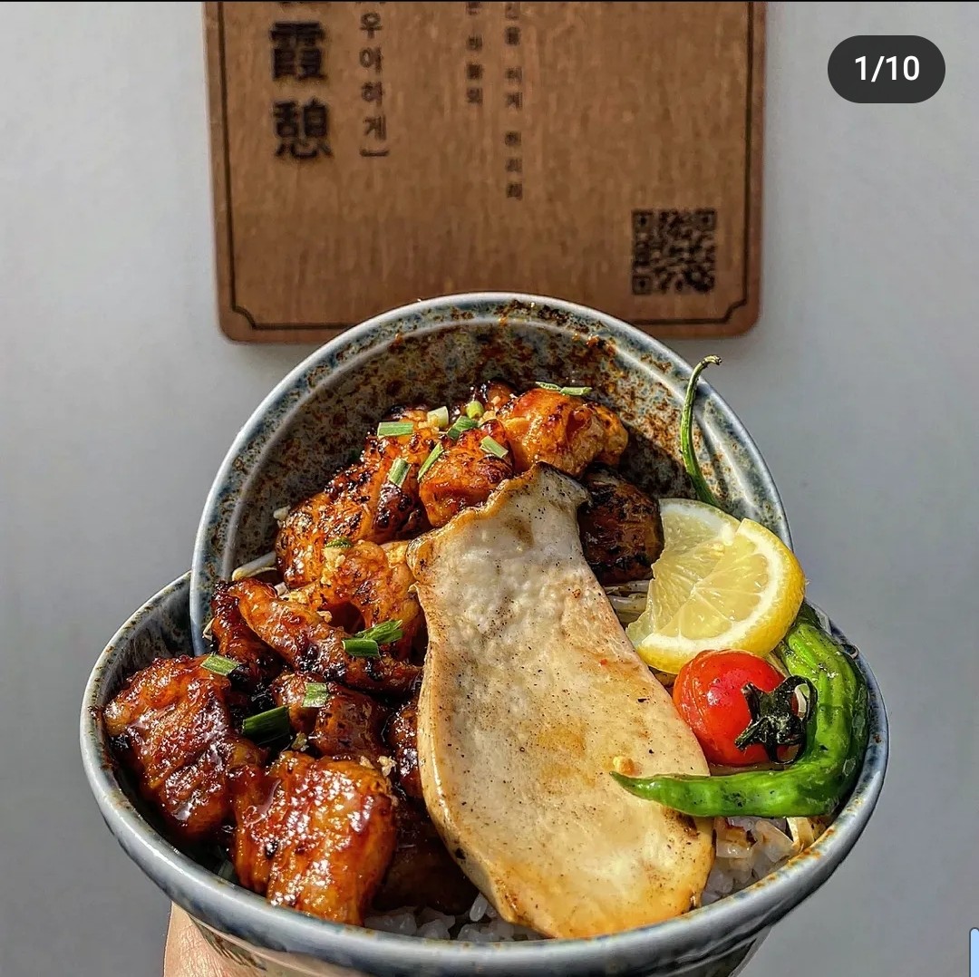 Ooh Ahh Hagea charcoal-grilled short rib patties with drinks