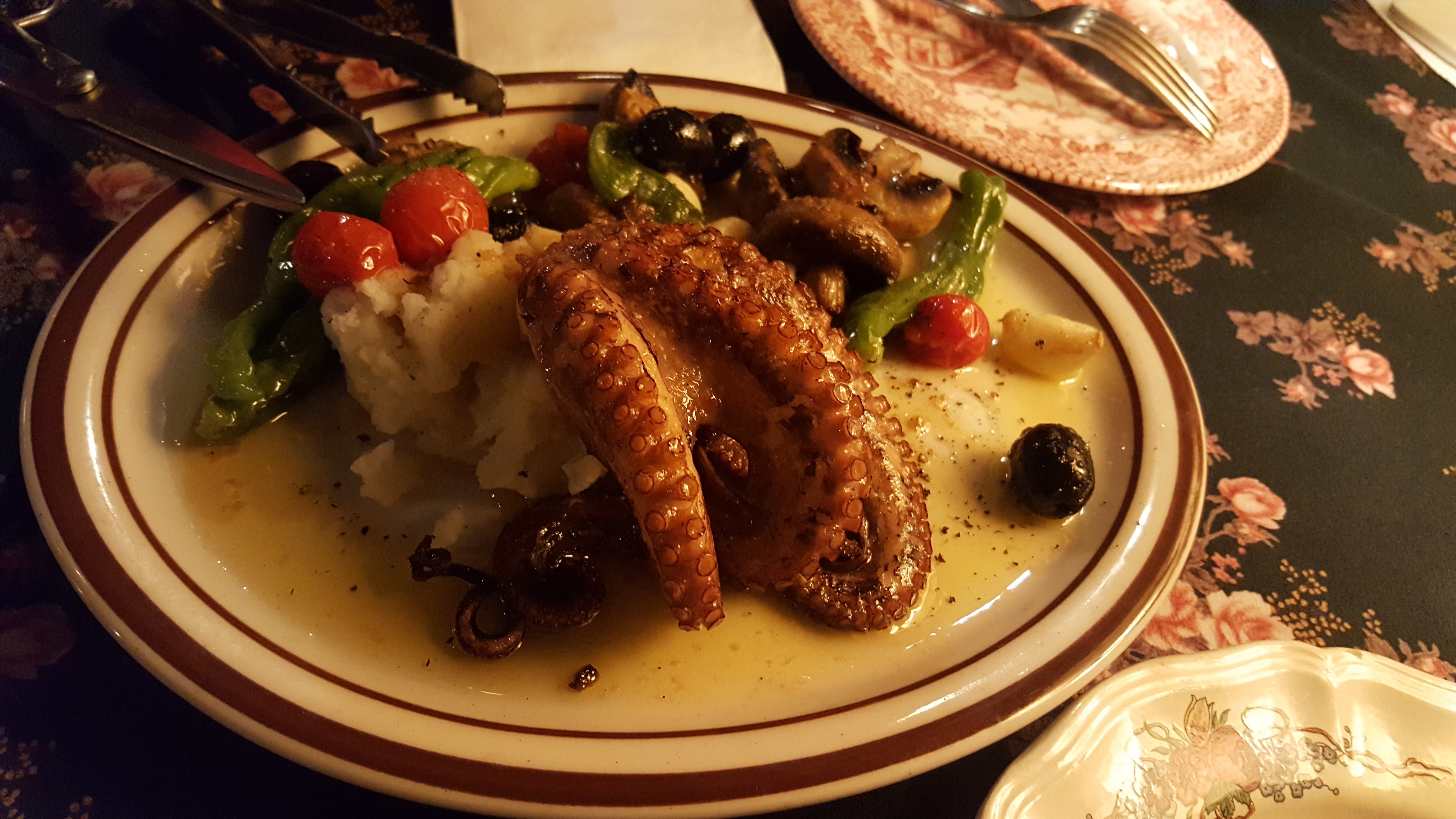 Paris Ssalon 温馨法式小酒馆内景及红酒