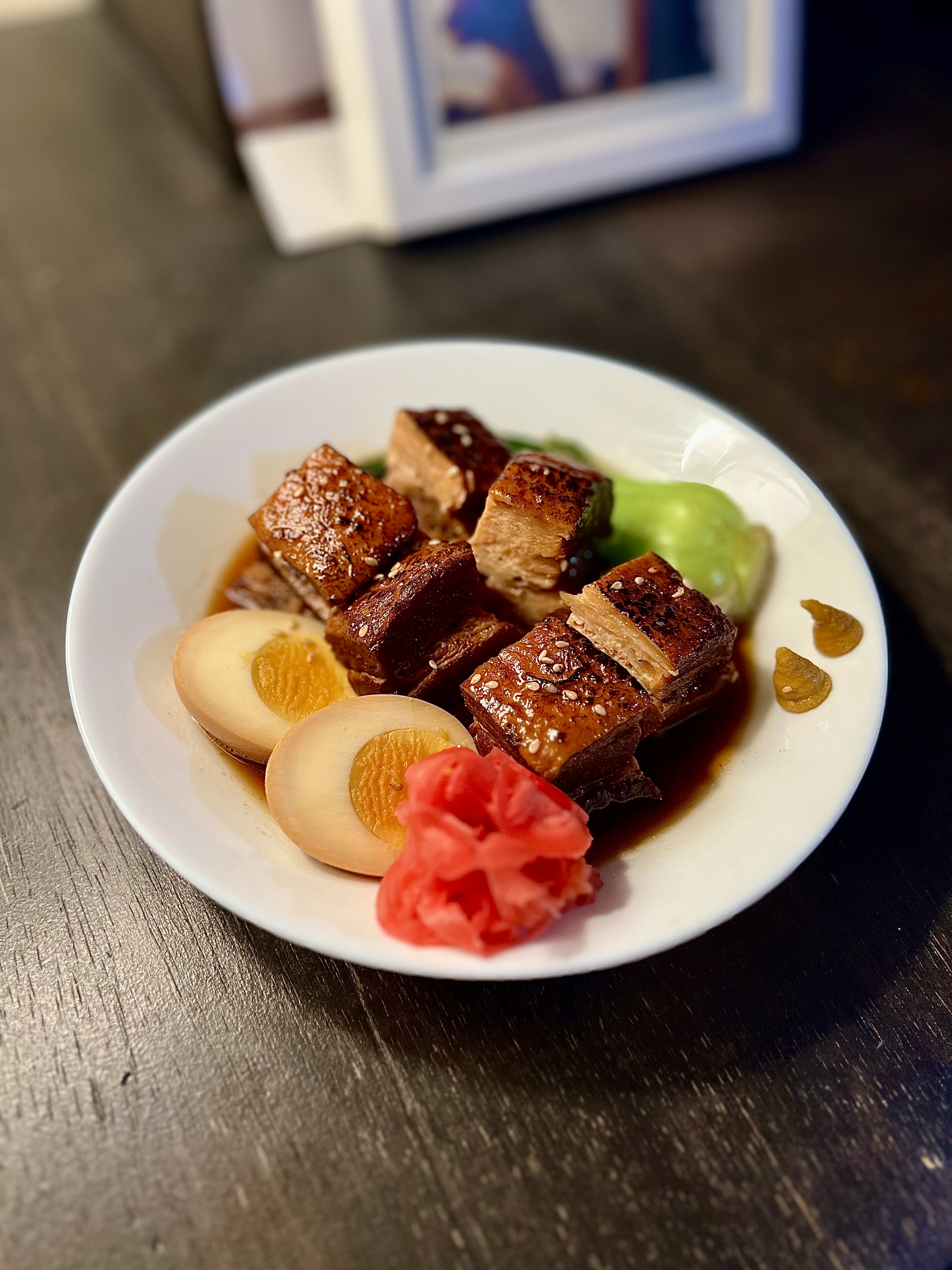 Happy Endo wide windows casual izakaya with groups and highballs