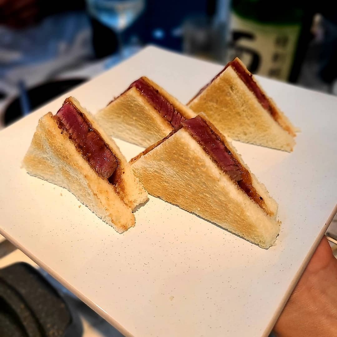 骨之味韩牛熟成肉配酒杯