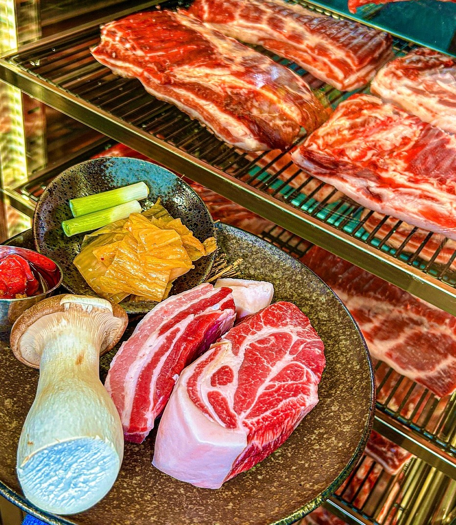 훈도애월흑돼지 三重熟成黑豬肉於特製鑄鐵烤盤