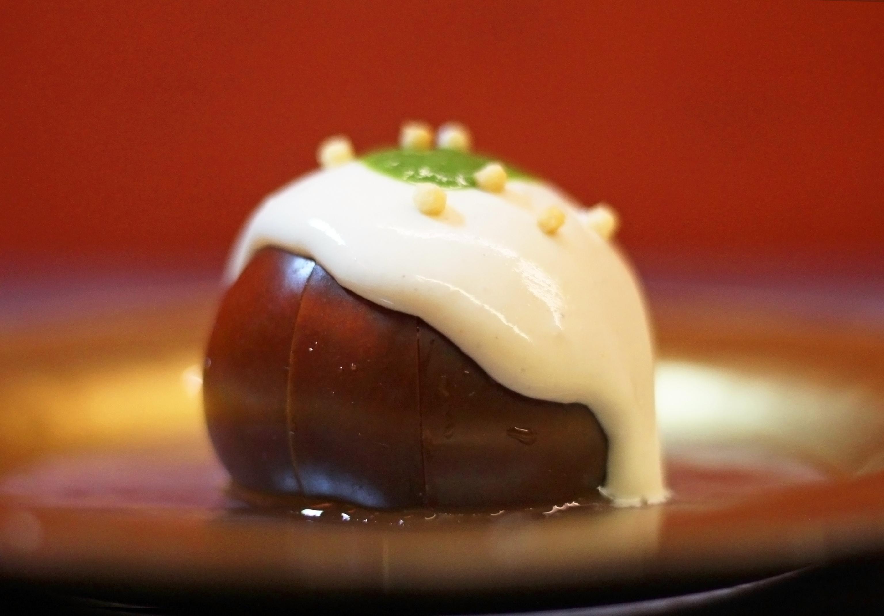 タパスブニネ コースのタパス皿とワイン