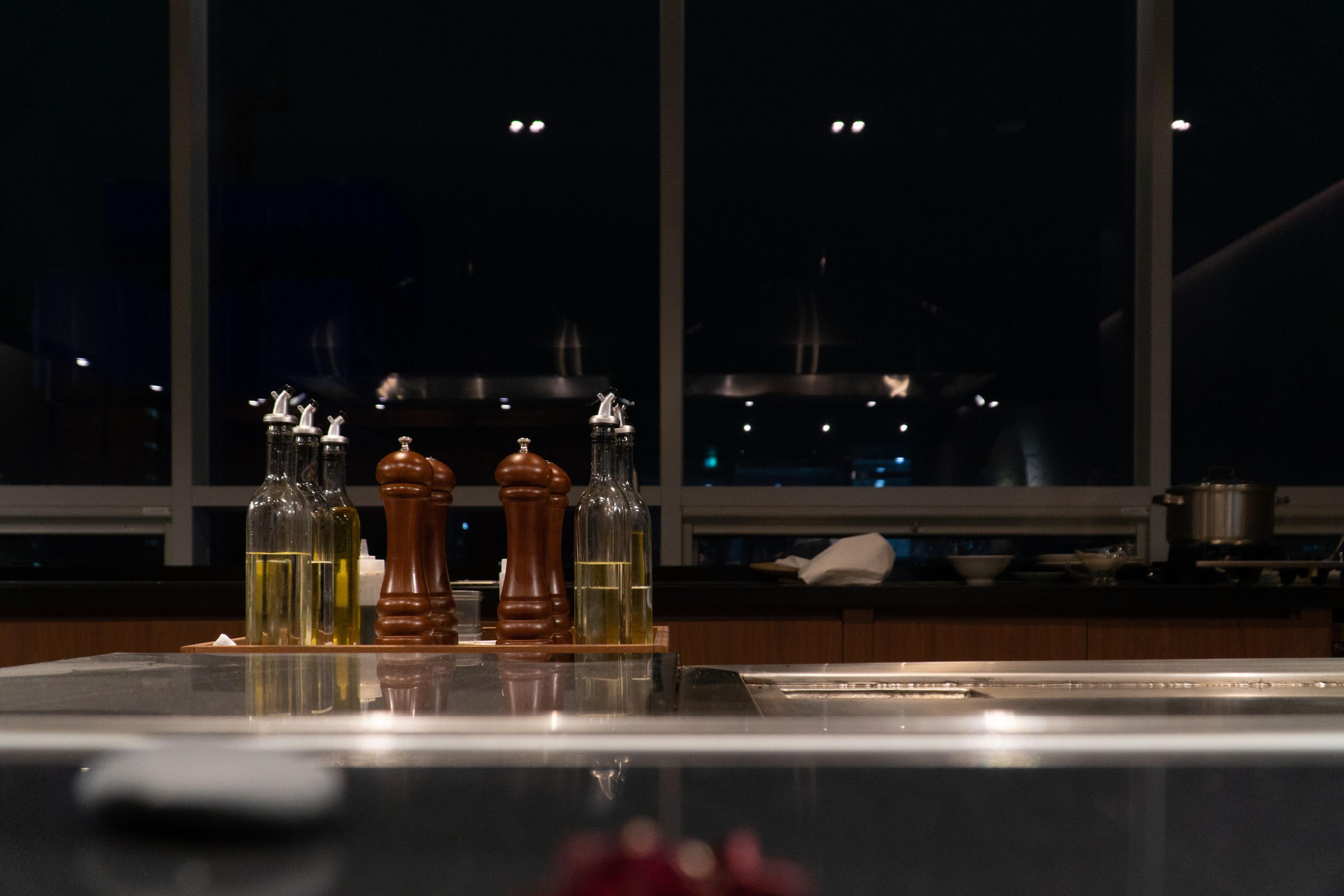 Teppan O大厨在铁板上煎制牛排和海鲜，配城市景色