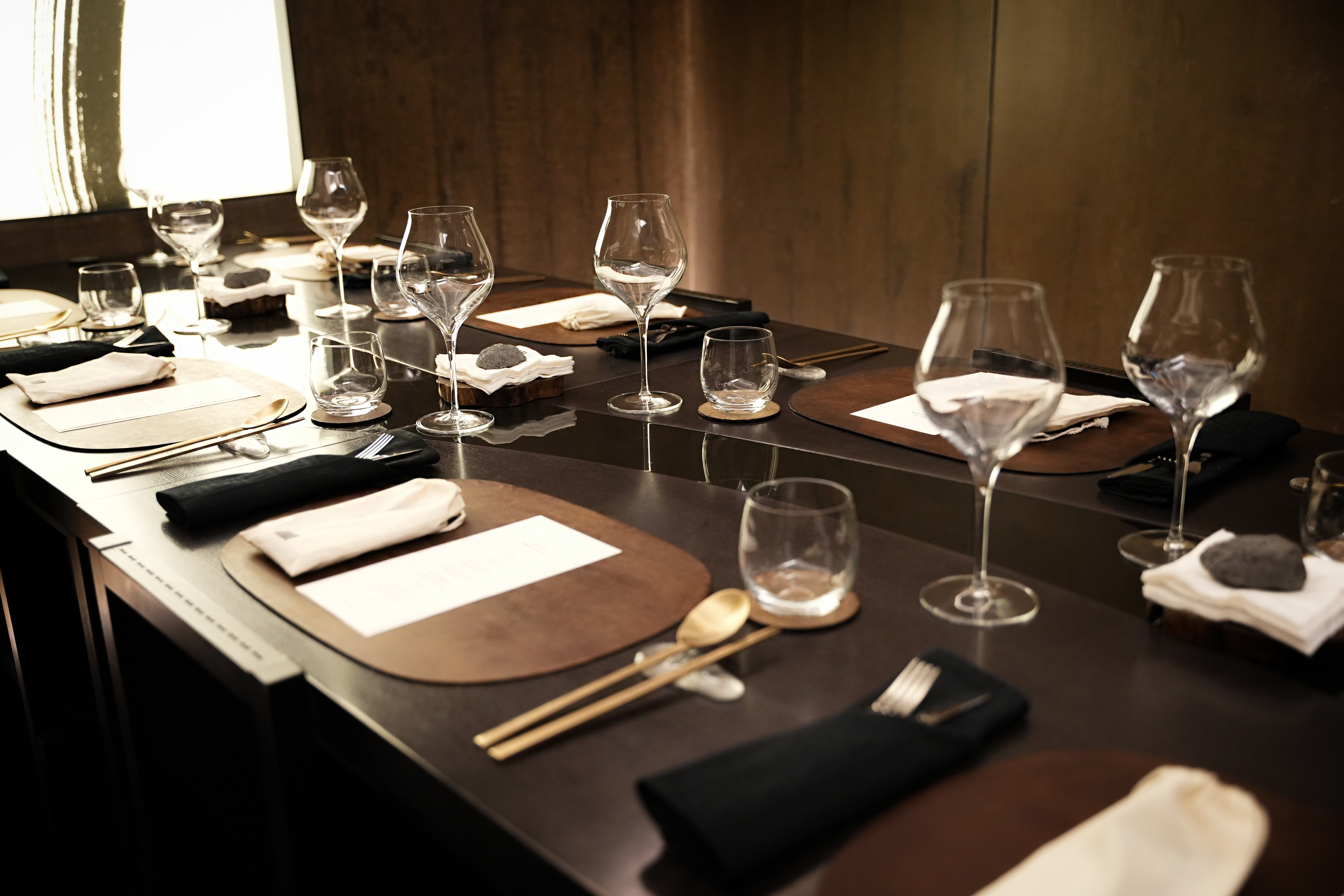 교촌필방 오마카세鸡肉料理套餐展示于吧台