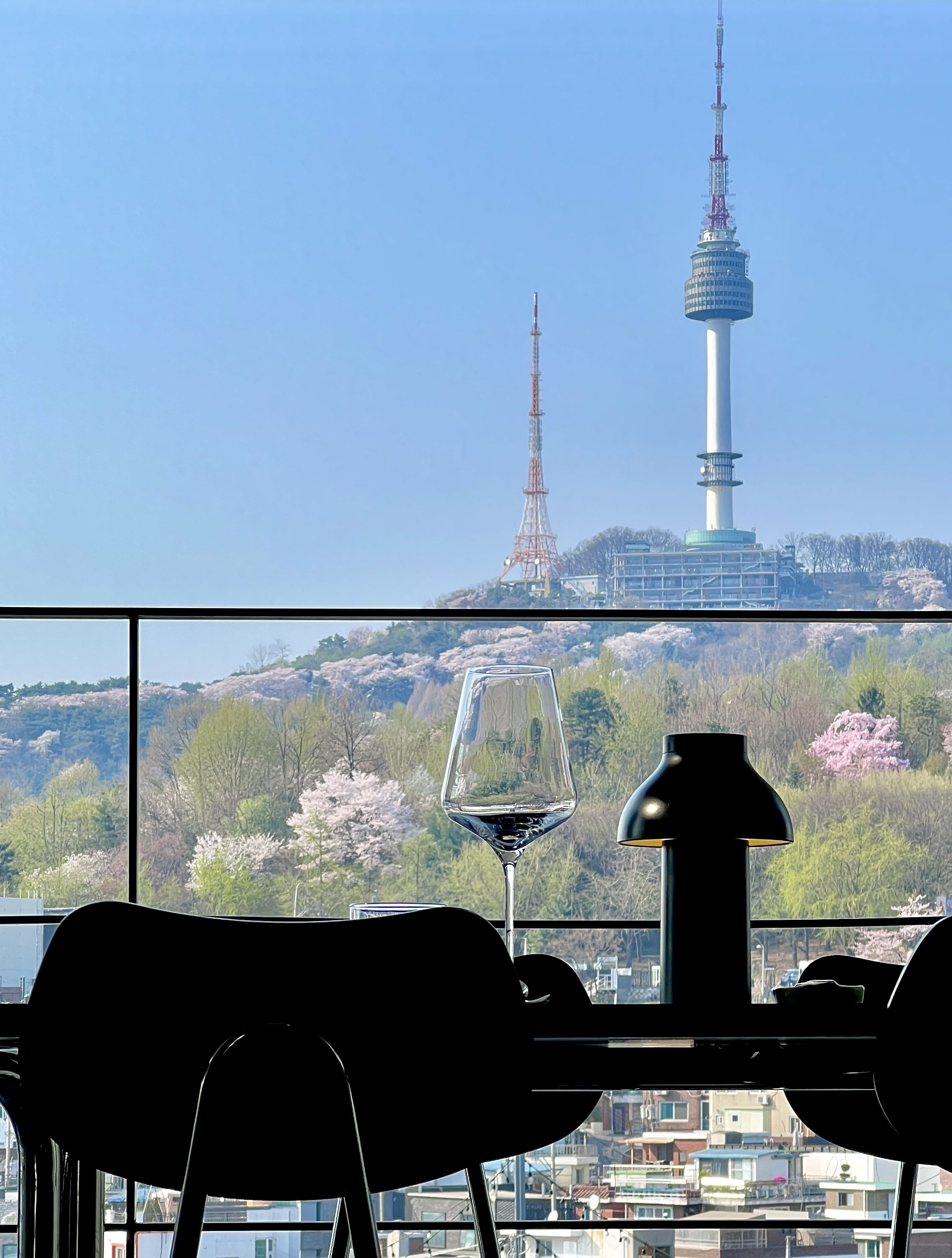 アップヒル南山の個室、テラスと南山の眺望