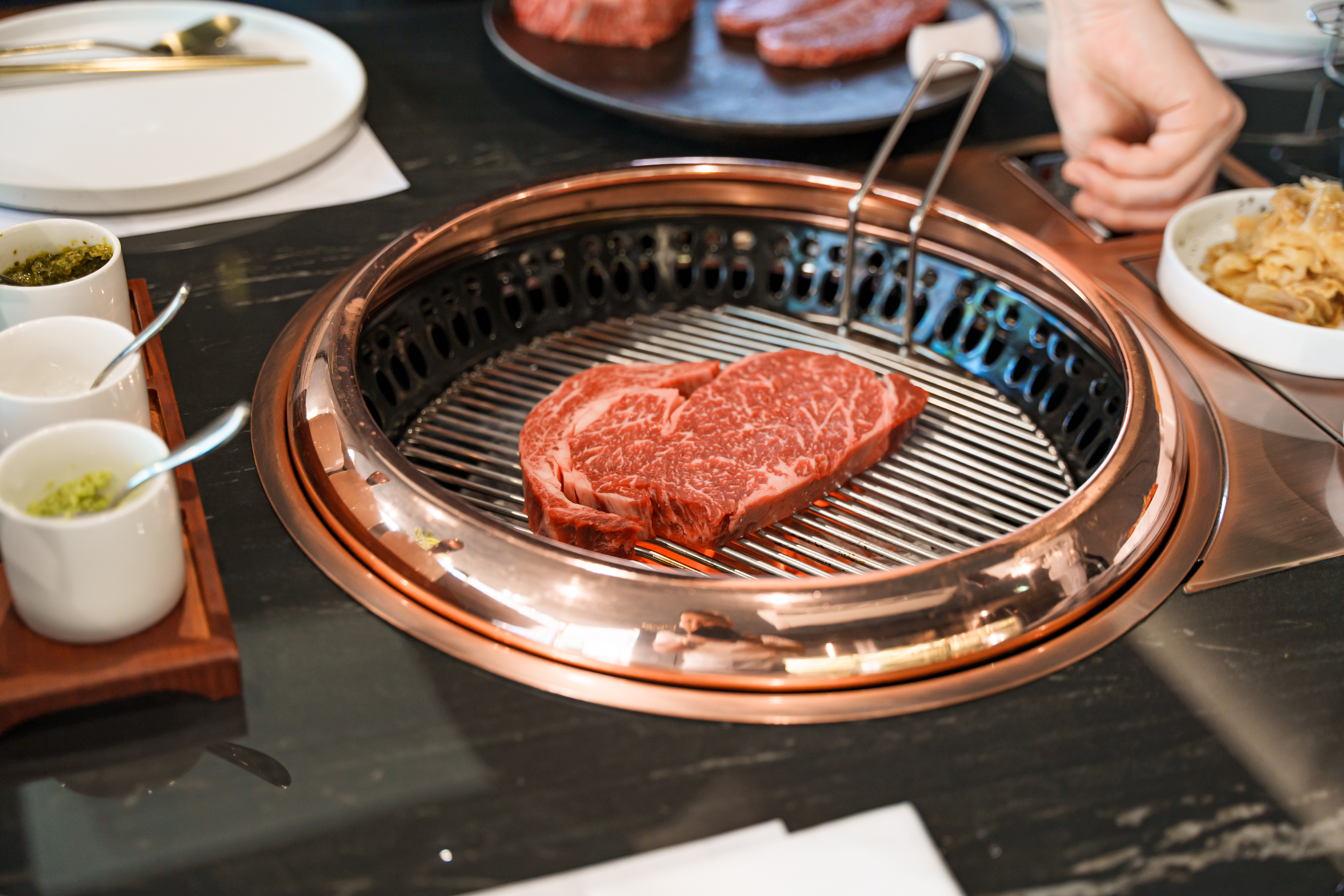 論峴のバルン 韓牛と済州黒豚のセットをスタッフが焼く様子