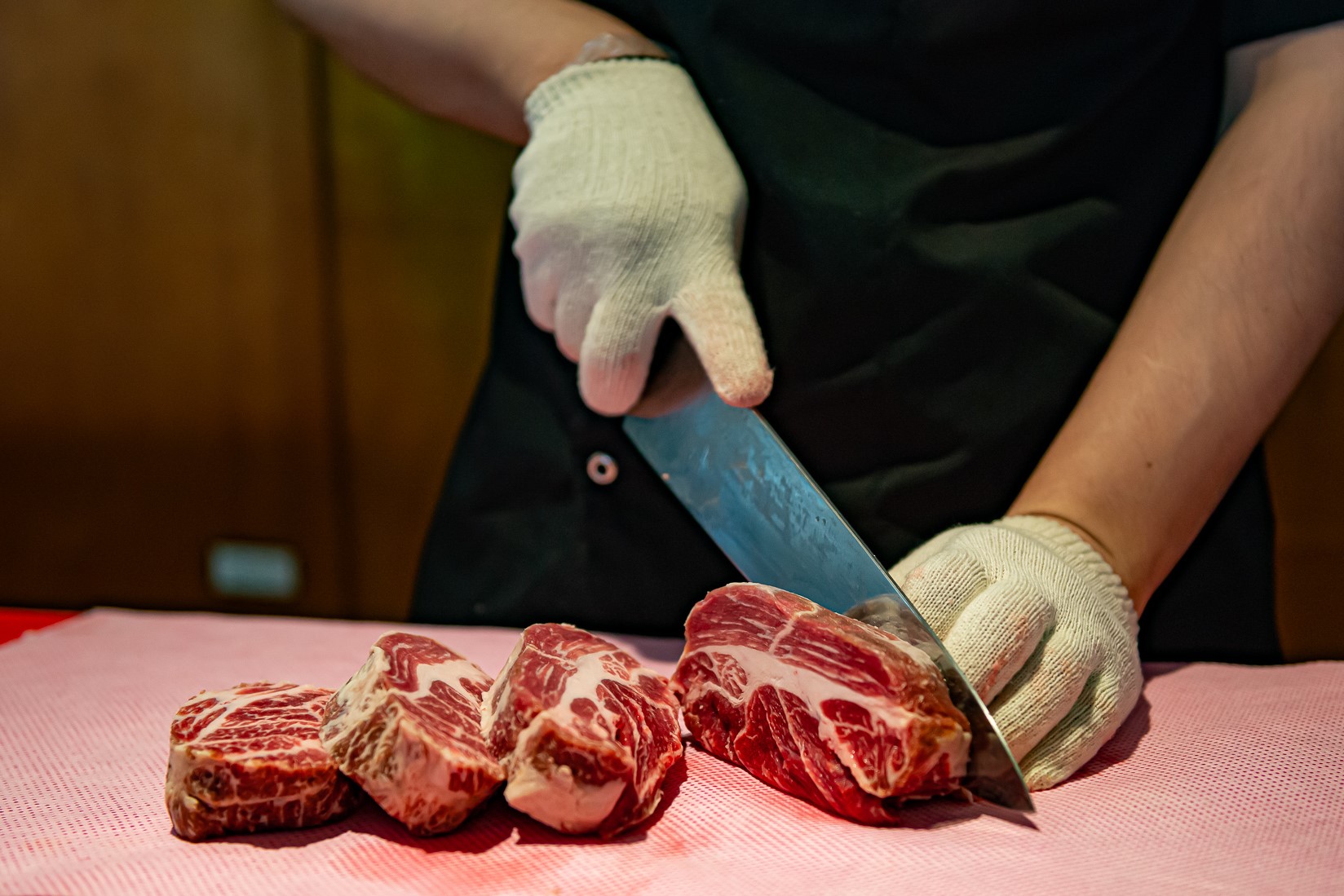 卓上グリルで焼かれるイベリコ・ベジョータの霜降り肉