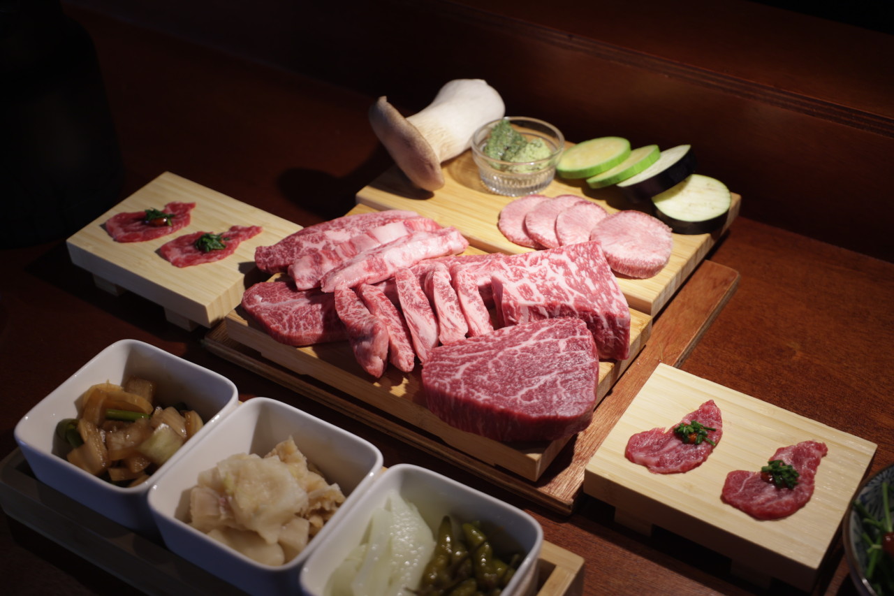 牛屋南浦服務員燒烤的韓牛套餐