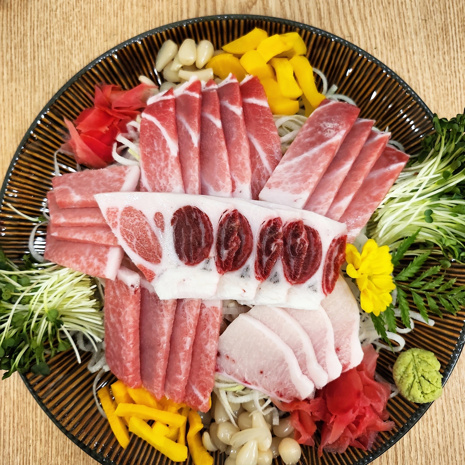 JGS Tuna生鱼片和烤鱼套餐，配合家庭友好配菜