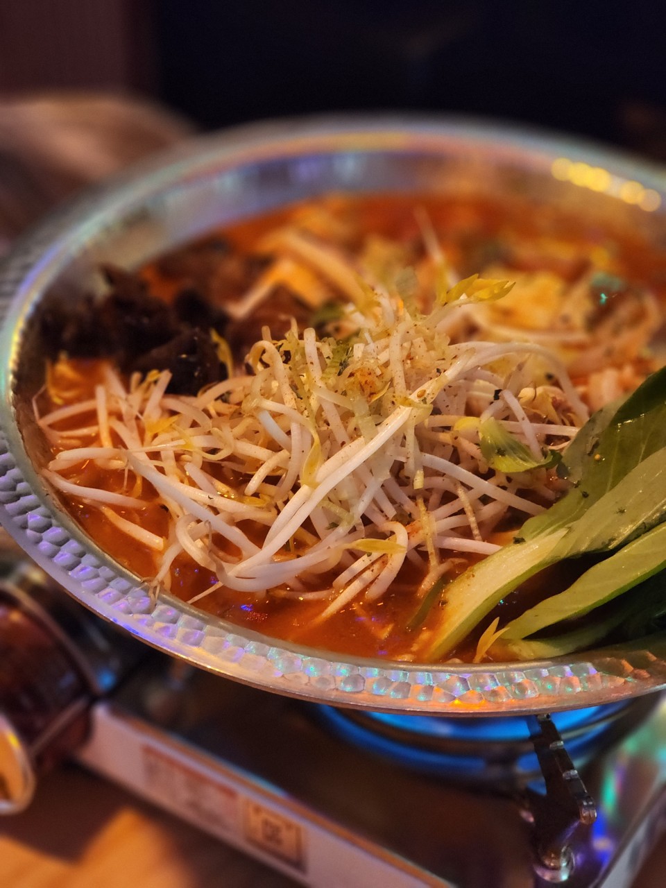 東桌老酒與豐盛配菜，位於龍里丹街