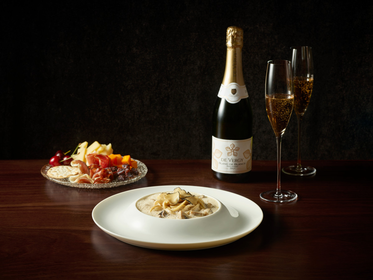 ソウル新羅ホテル内ザ・ライブラリー、エレガントなラウンジと街の灯り