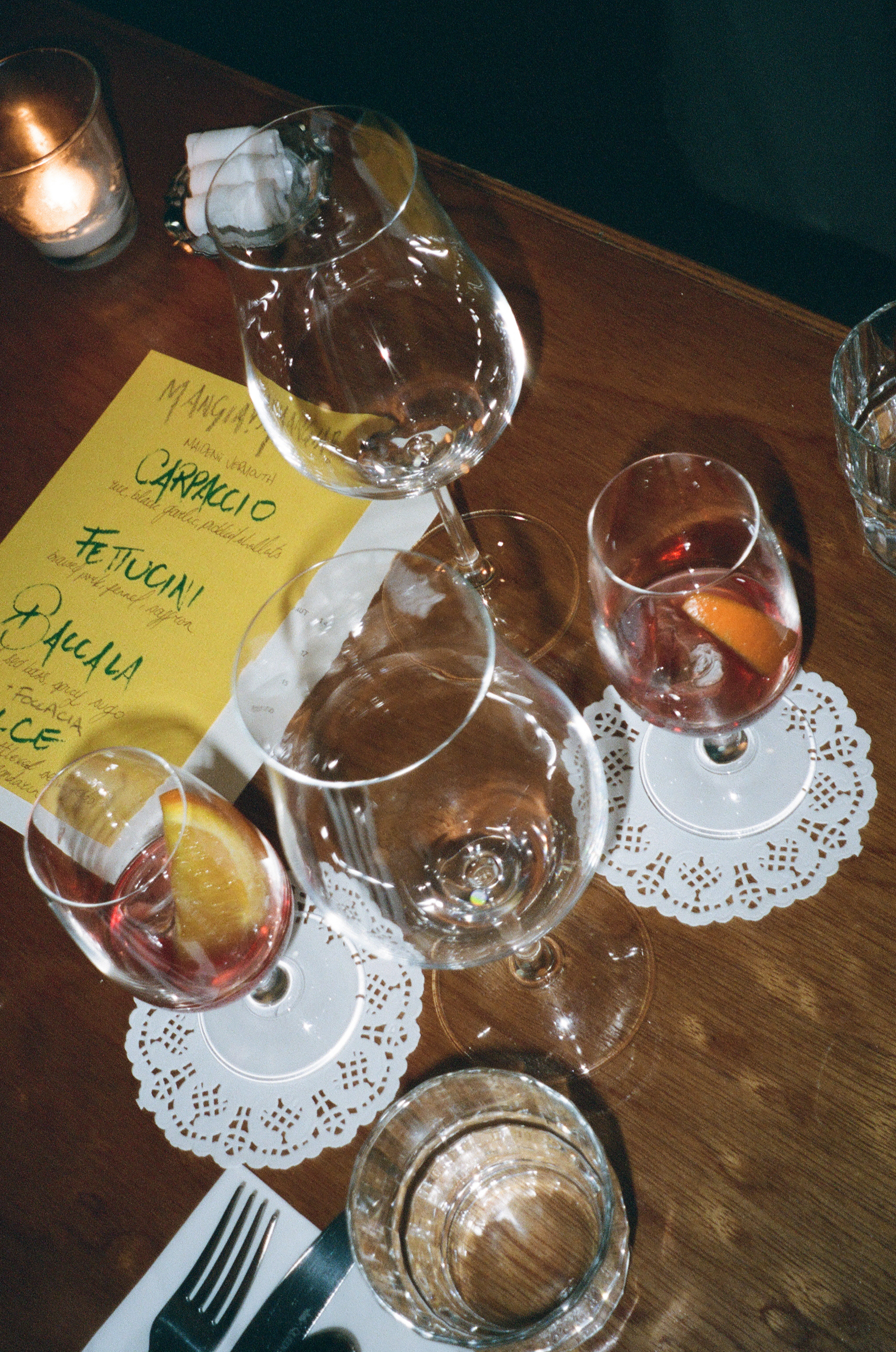 Ripper 葡萄酒吧義大利麵搭配鷹嘴豆泥與唱片機氛圍