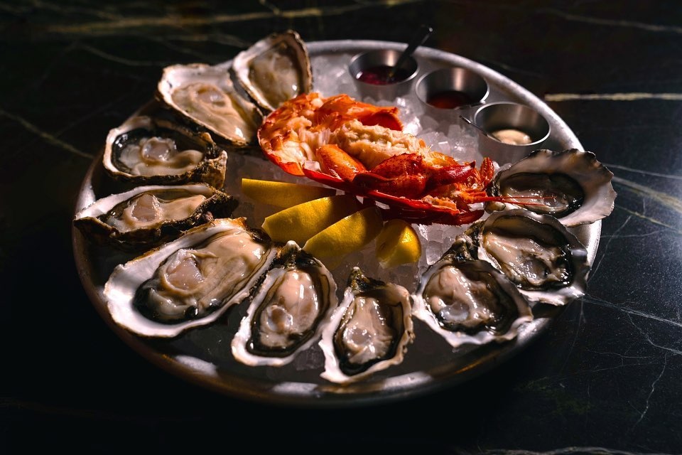 Pearl Shell Cheongdam 牡蠣の盛り合わせが氷の上にワインと並ぶ