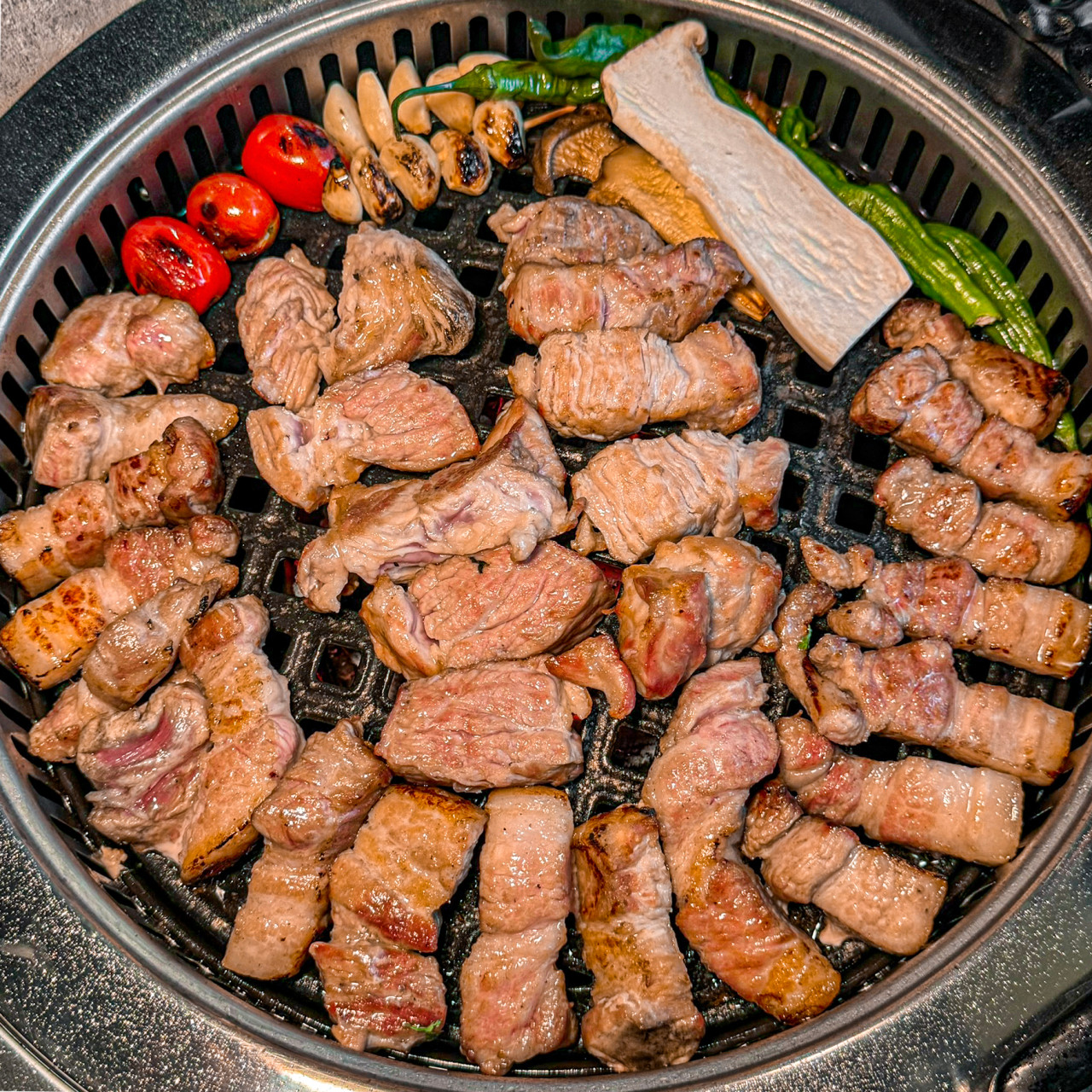 Domong 熟成豚バラ肉を豊かな焼き色でグリル