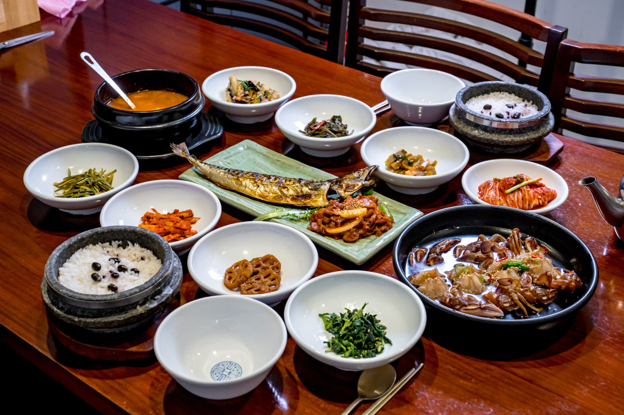 Songdo Deulbap松島全韓式套餐，大麥烤比目魚套餐