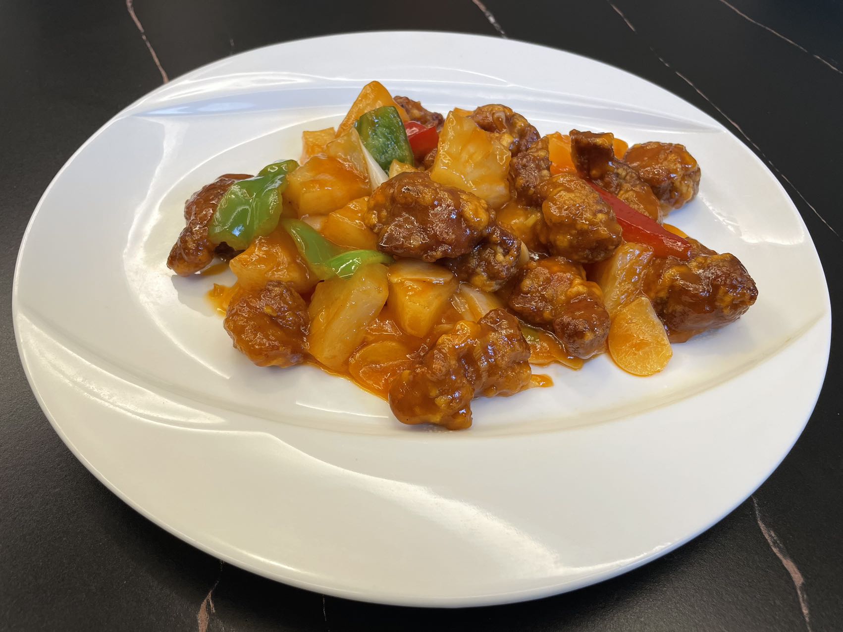 北京烤鸭桌边切片，配薄饼和调料