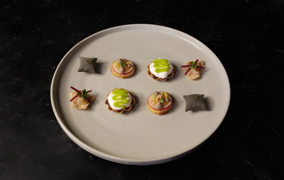 WON'Sのこじんまりとしたダイニングバー、静かな路地のコース料理