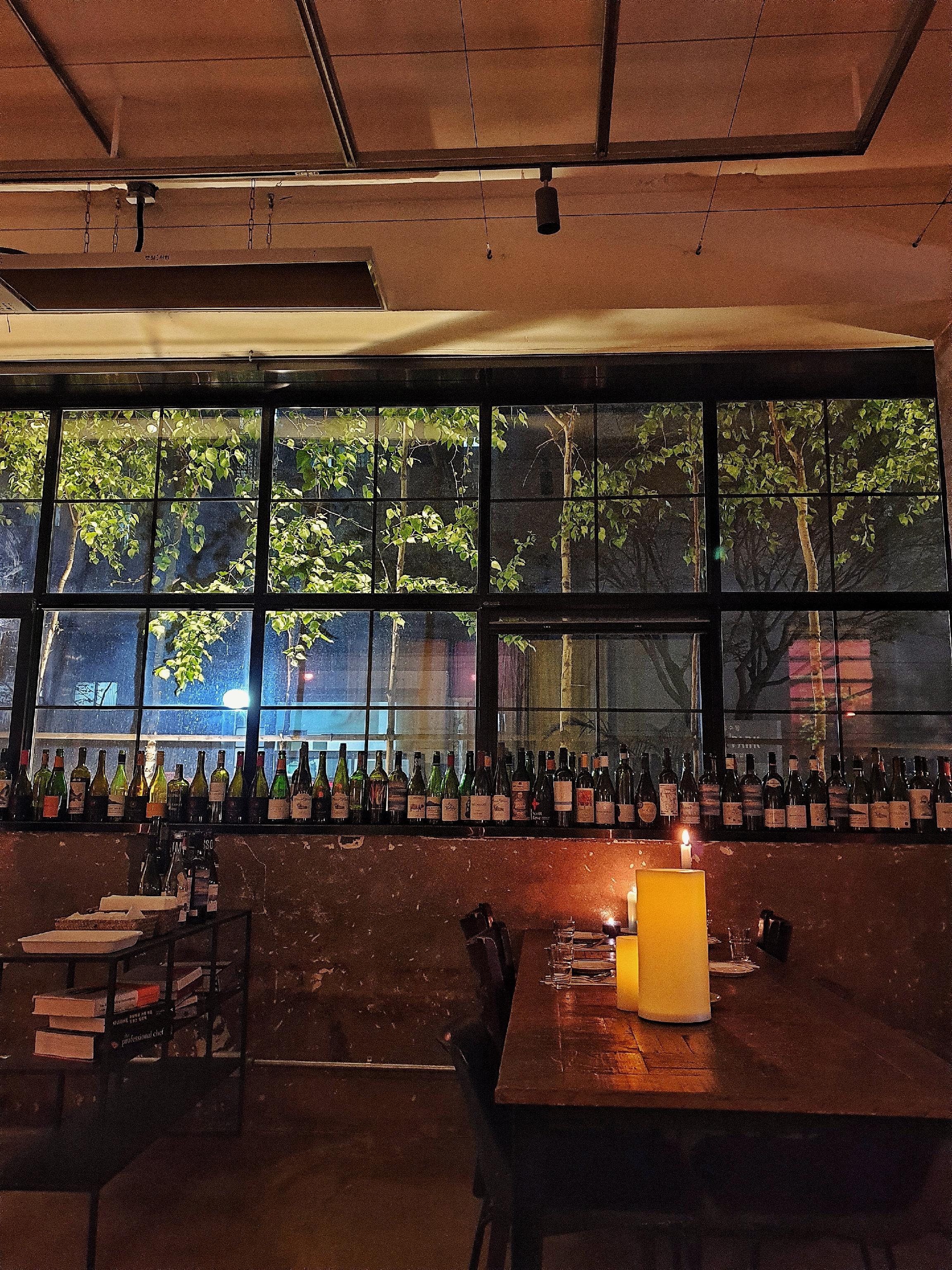 Seongsuroun 轻松法式餐吧，氛围悠然的室内环境