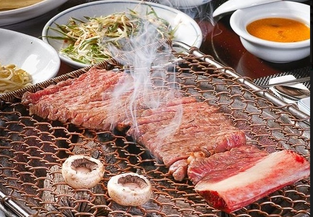 明洞のArirangでの優雅な韓食テーブルセッティング